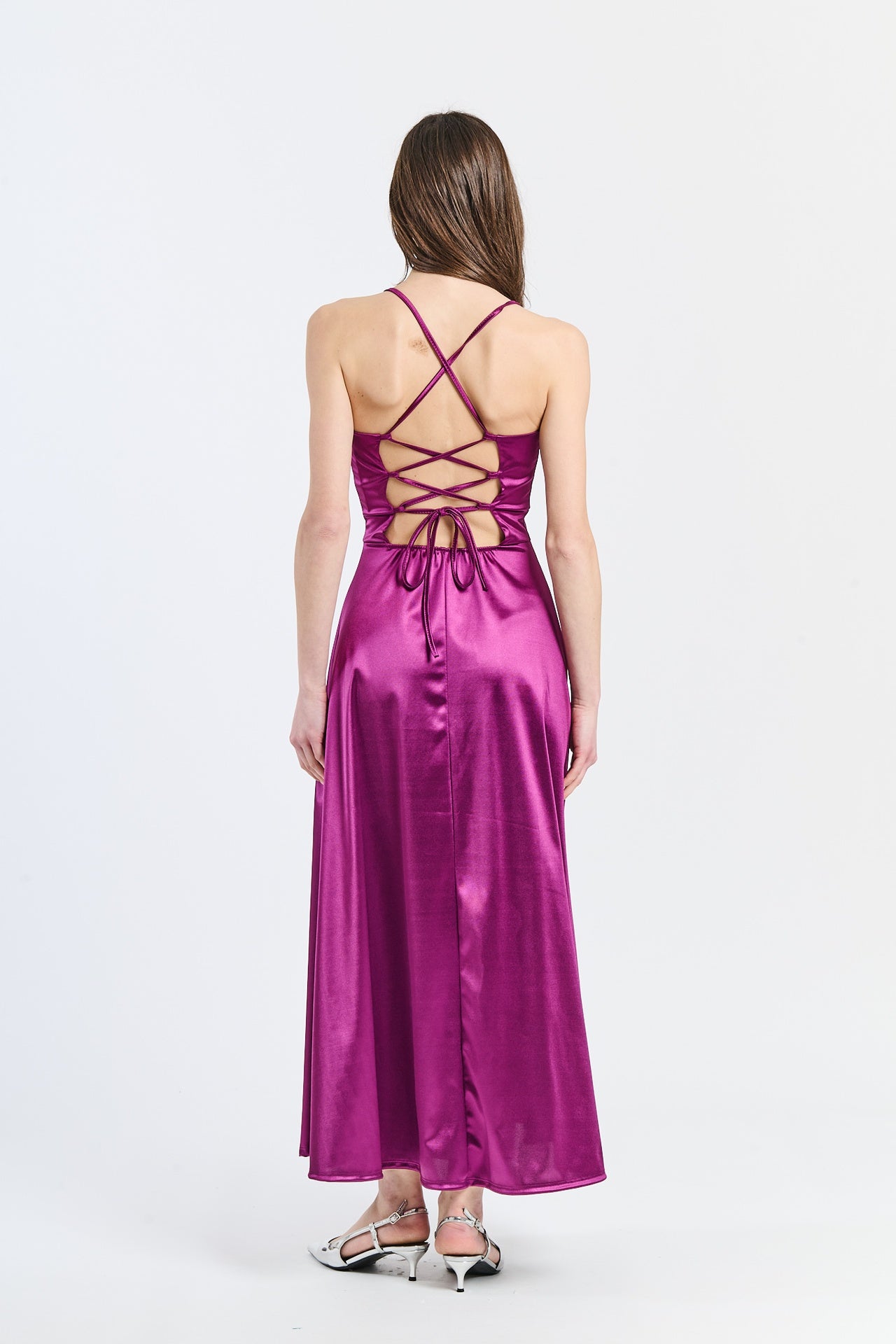 Abito elegante ciliegio con raso satinato, spalline sottili e silhouette dritta, perfetto per eventi speciali e romantici