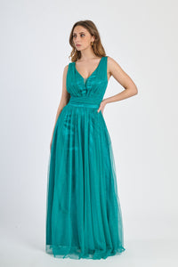 Abito verde acqua con scollo a V, eleganza e freschezza per il bridal party