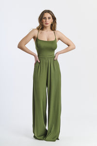 Outfit militare: tuta intera, taglio fluido, per attività all’aria aperta o tempo libero