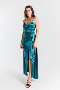 Abito lungo ottanio in raso lucido, spalline sottili e scollatura a V profonda, design affascinante