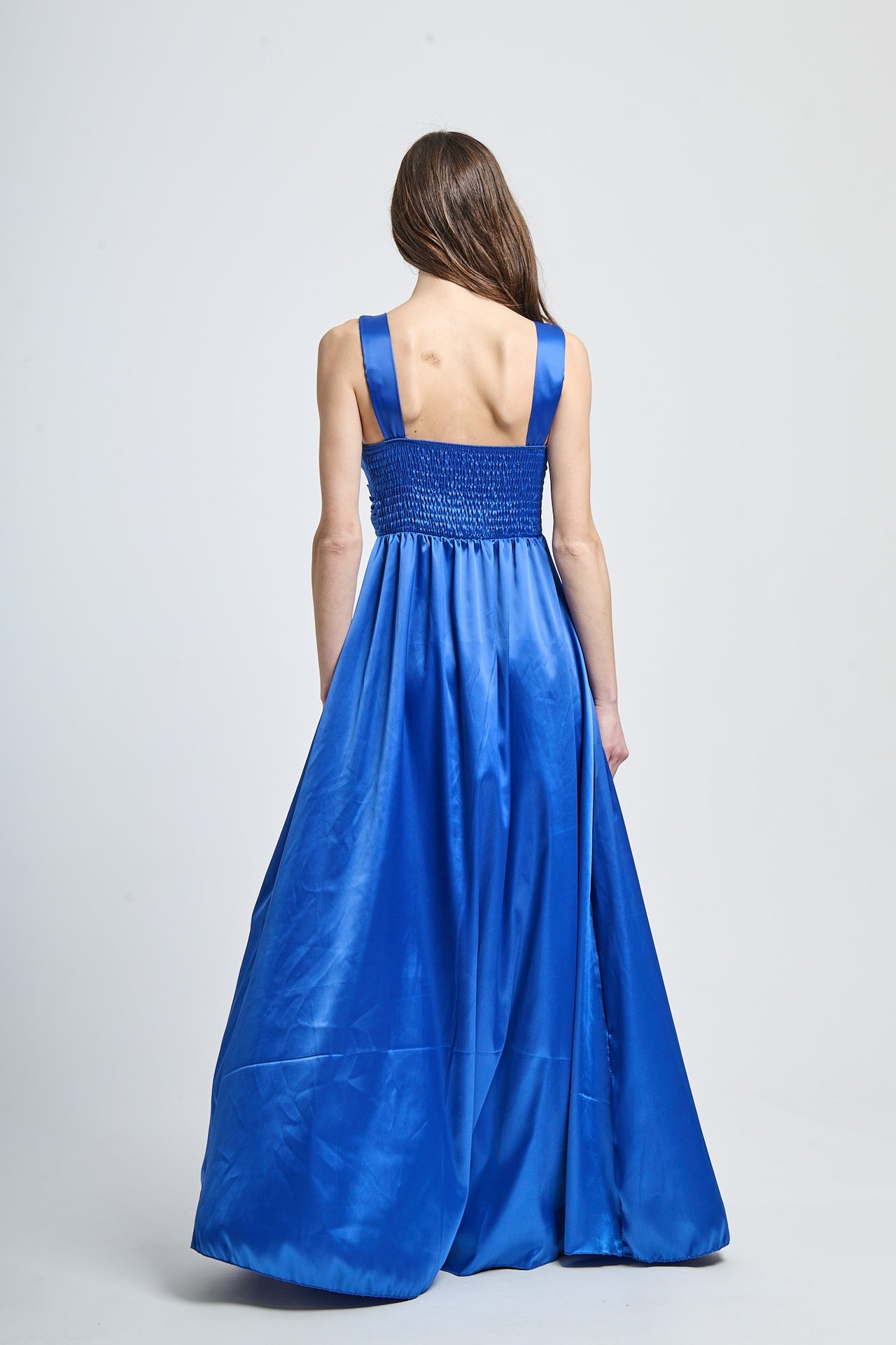 Abito formale bluette con taglio sobrio, adatto per occasioni notturne