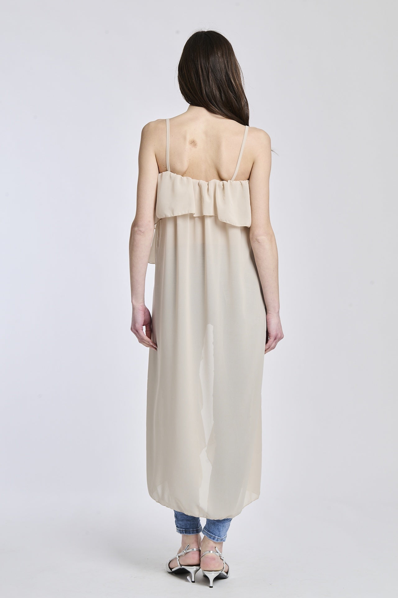 Top in beige con un tessuto morbido e confortevole, che offre un senso di calma e tranquillità.