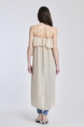 Top in beige con un tessuto morbido e confortevole, che offre un senso di calma e tranquillità.