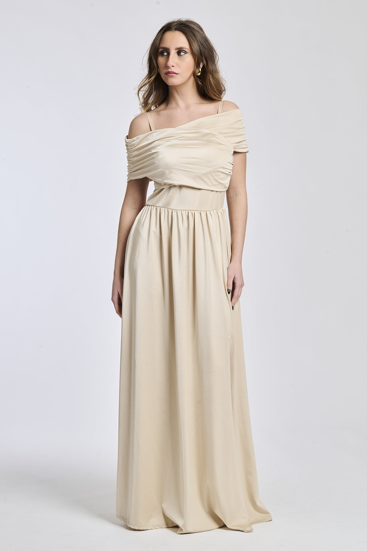 Vestito beige elegante, spalline scollate, maniche assenti, apertura laterale per uno stile sobrio.