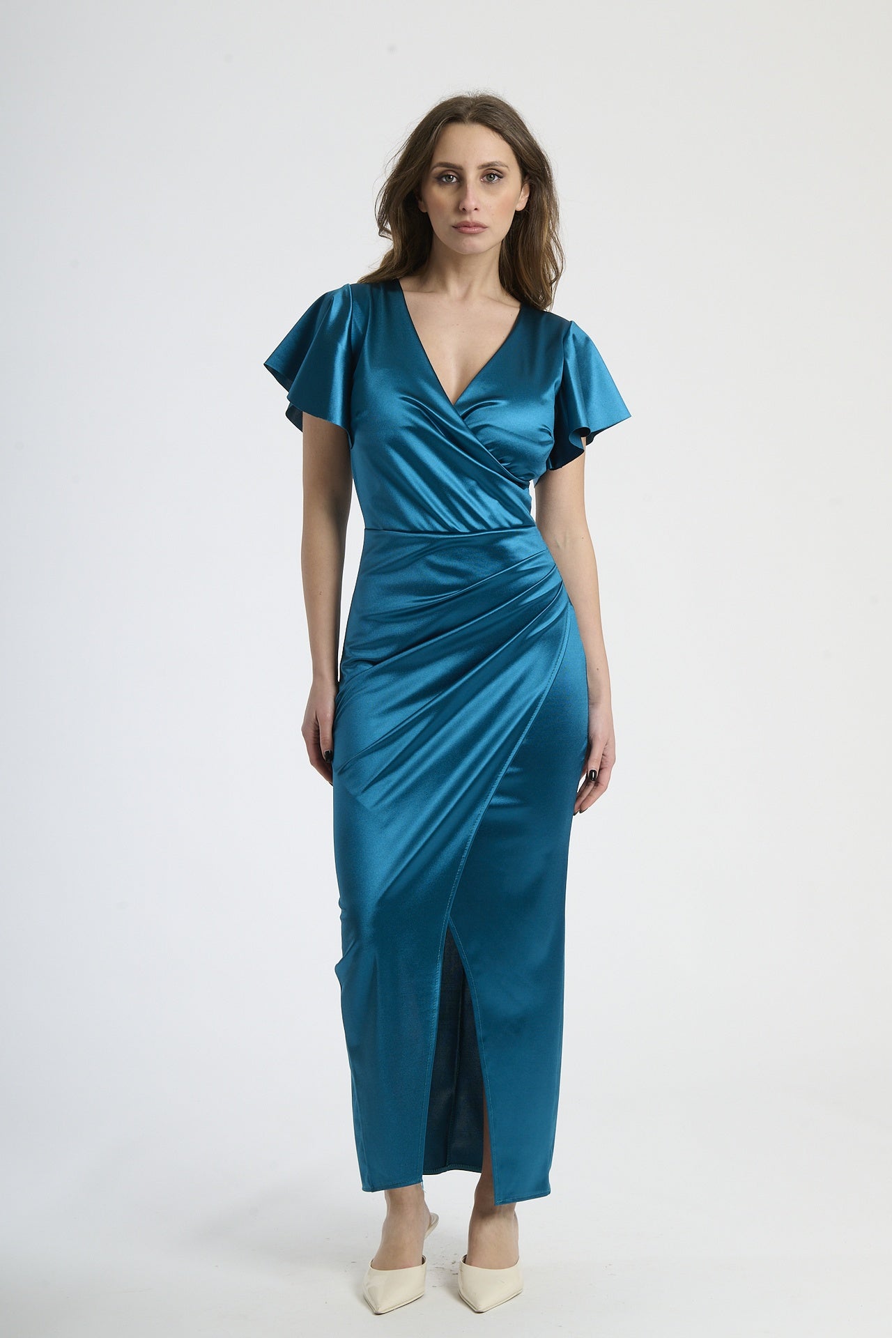 Donna con abito ottanio in raso, luminosità opulenta ed eleganza affascinante.