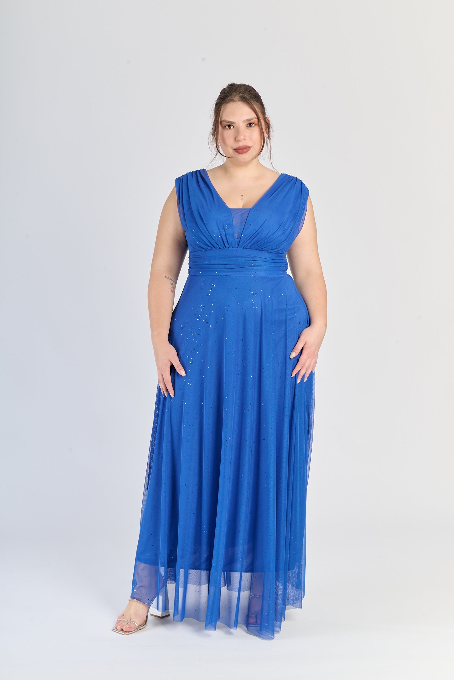 Abito bluette da cerimonia, colletto a V e gonna fluviale, eleganza profonda.
