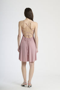 Vestito rosa antico in tessuto delicato, silhouette a campana con bretelle sottili, ideale per serate estive e eventi romantici.