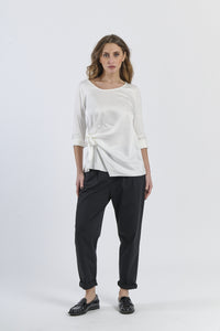 Blusa bianca oversize con nodo laterale, freschezza e luminosità