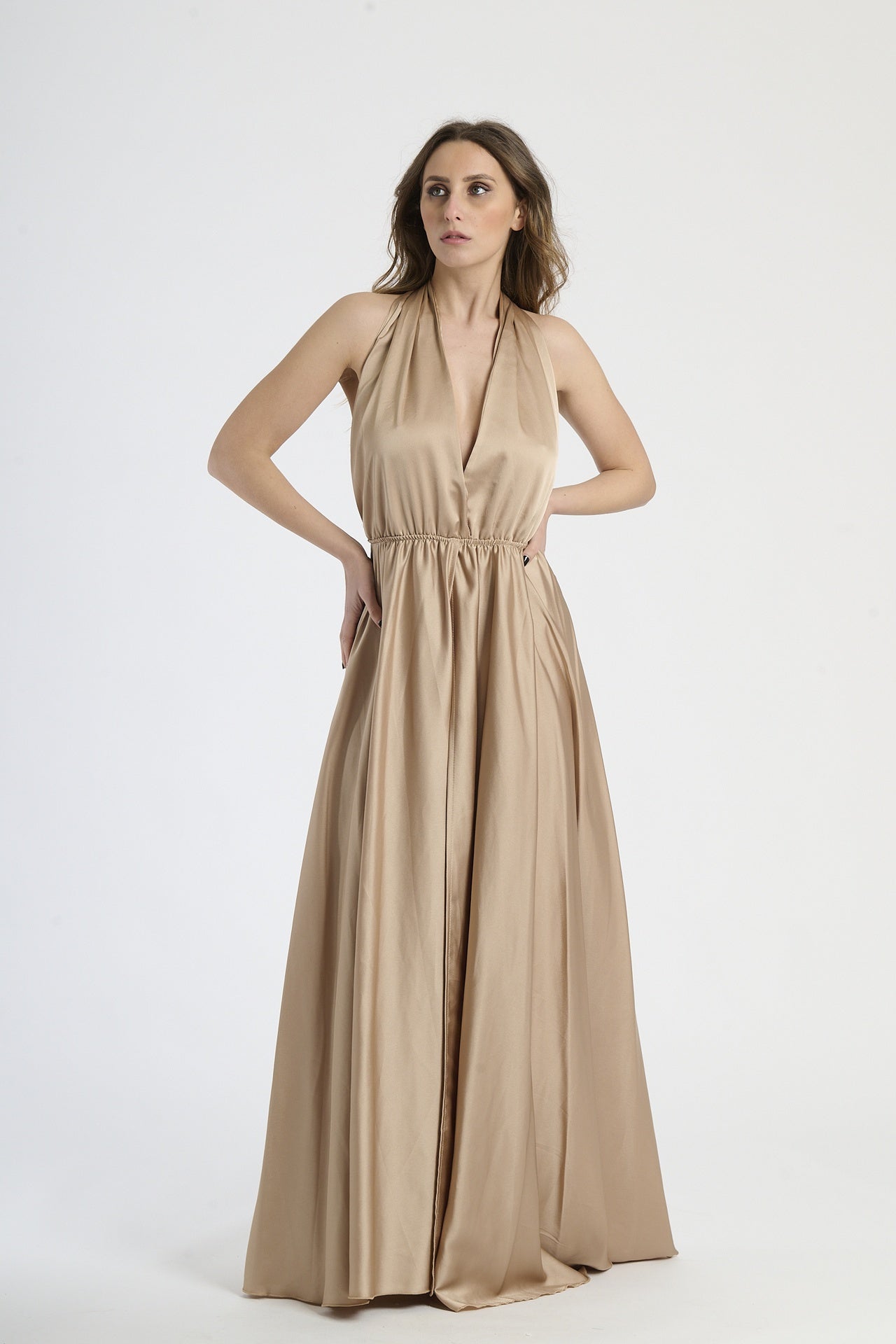 Abito maxi color oro, design fluido con coulisse al fianco