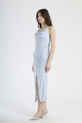 Abito da evento azzurro, perfetto per look raffinati ed estivi.