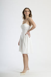 Outfit con abito bianco a spalline, perfetto per eventi eleganti.