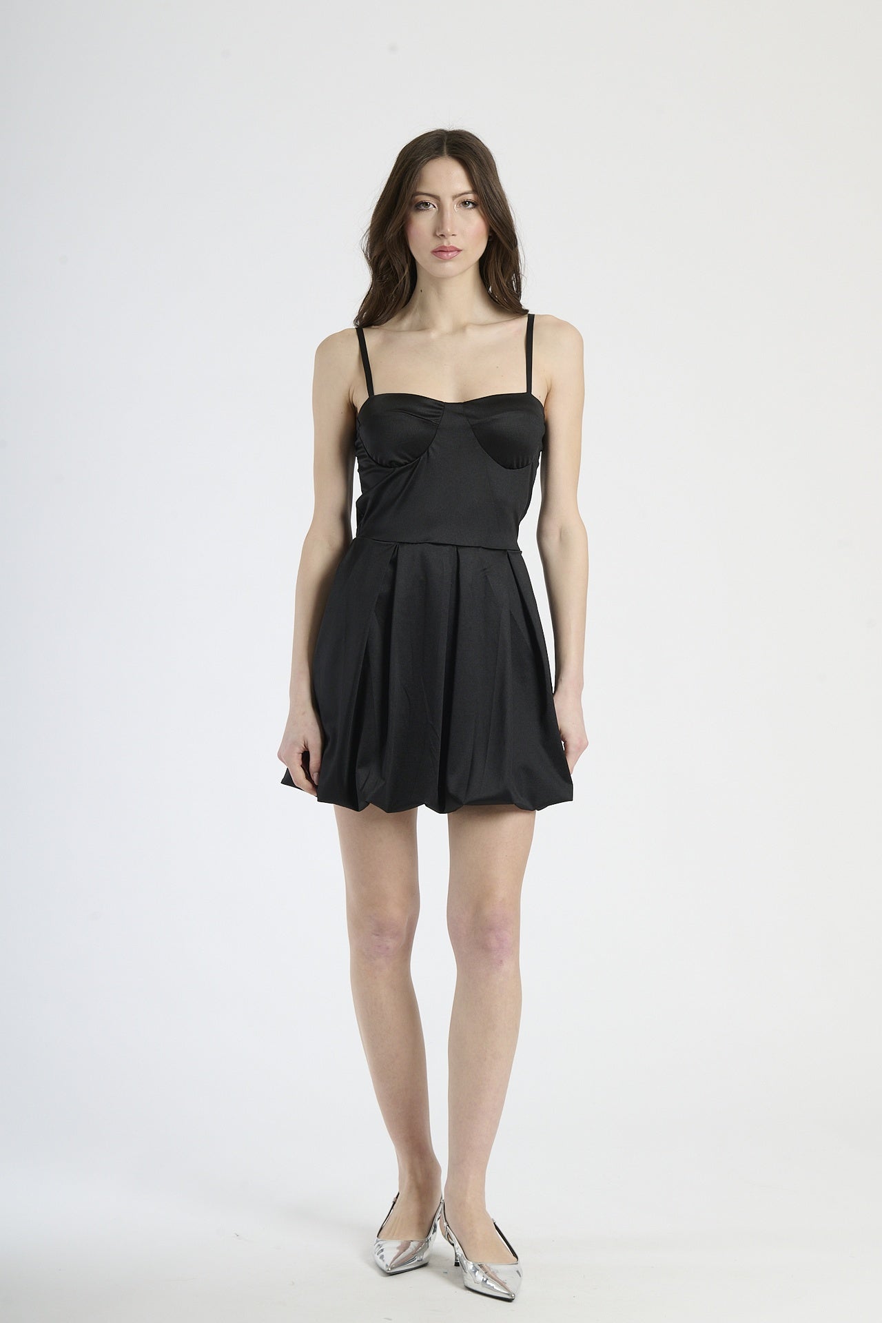 Abito corto nero con bretelle sottili, silhouette a campana e scollatura cuore.