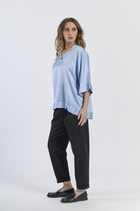 Tunica azzurra minimalista per uno stile casual