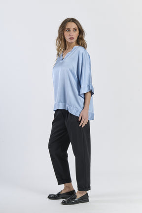 Tunica azzurra minimalista per uno stile casual