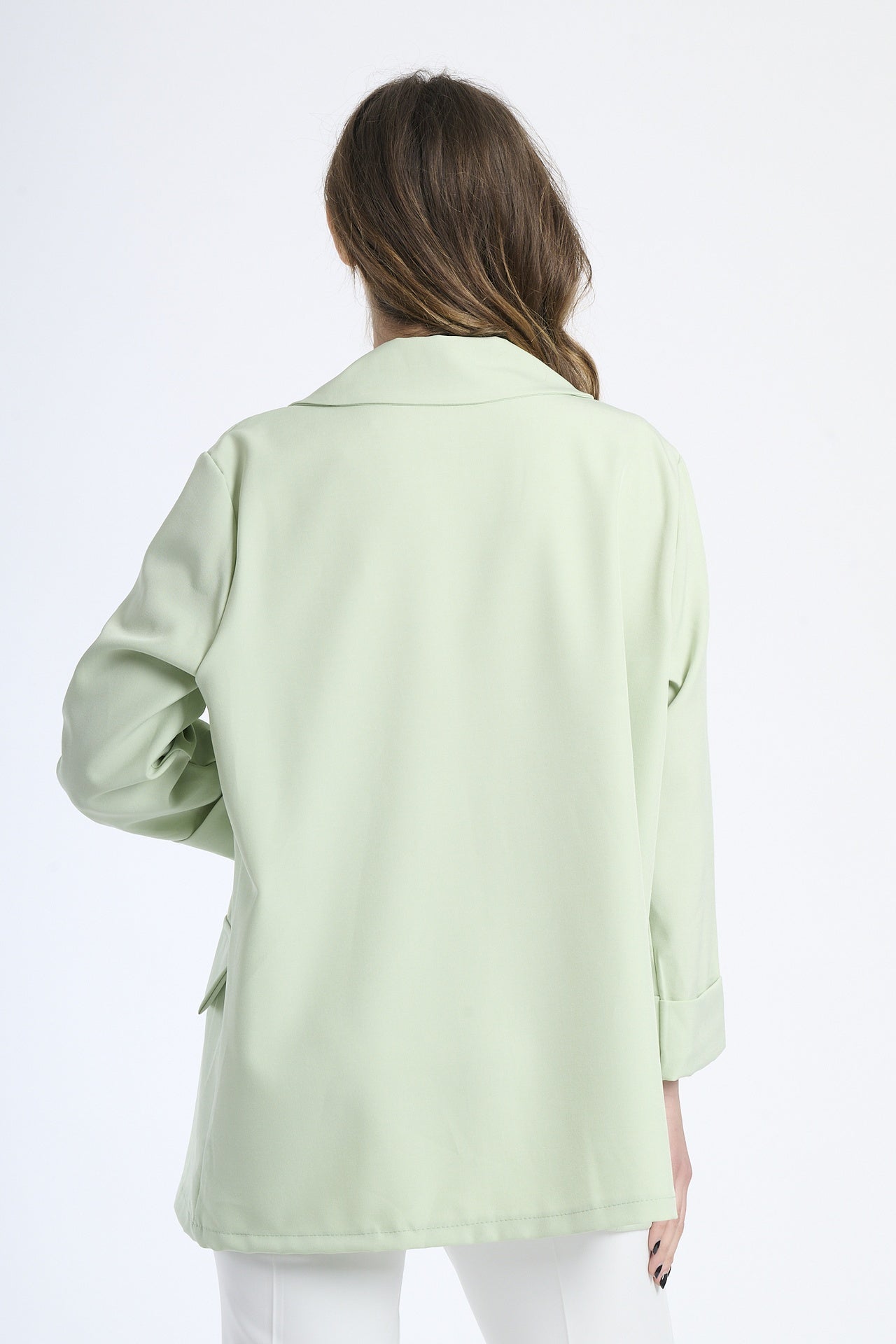 Modella indossa blazer verde menta, abbigliamento dal tocco rinfrescante.