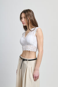 Top estivo bianco in pizzo, tessuto traslucido con motivi intricati