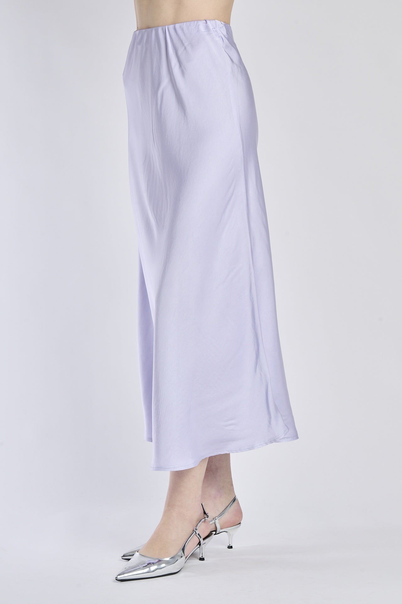 Gonna lilla in raso lucido, vista frontale con scarpe alti tacchi
