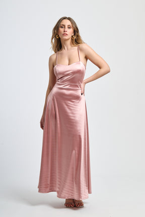 Abito da cerimonia rosa antico in raso, con spalline sottili e scollatura a V, ideale per occasioni romantiche e glamour