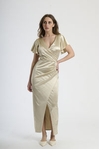 Outfit con abito beige lungo, ideale per un look dal sapore vintage e sofisticato.