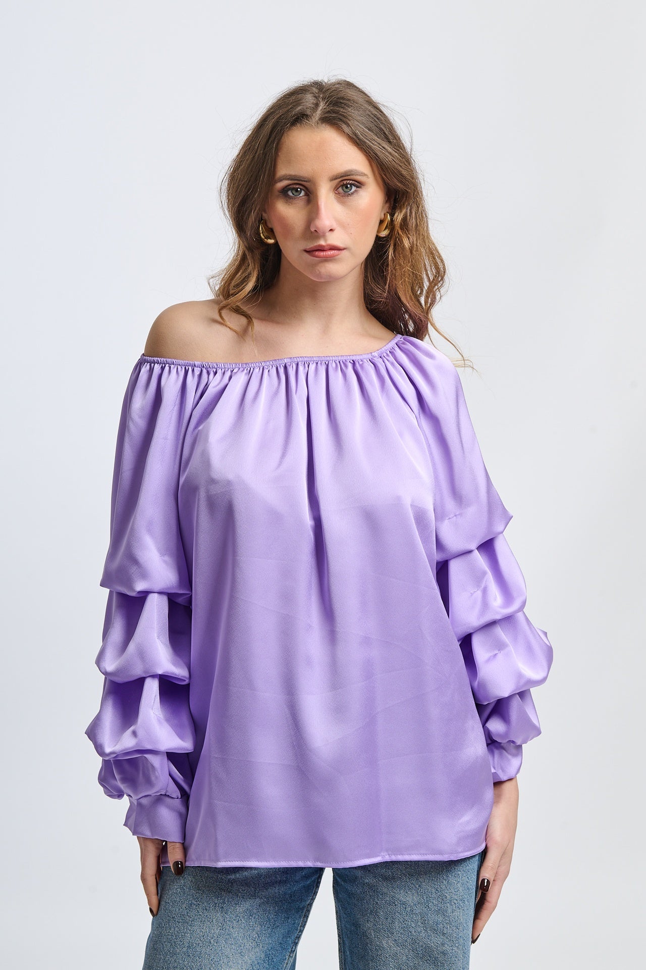 Blusa lilla a spalla nuda, maniche ruffle, taglio oversize, stile affascinante