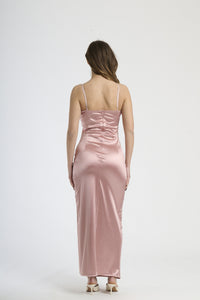 Abito elegante rosa antico, taglio dritto con drappeggio e scollatura a fascia