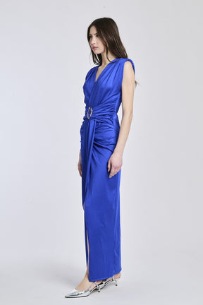 Abito Bluette elegante, scollatura V, senza maniche, fascia in vita e apertura laterale che accentua il movimento.
