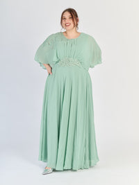 Abito formale plus size Salvia con applicazioni floreali al busto