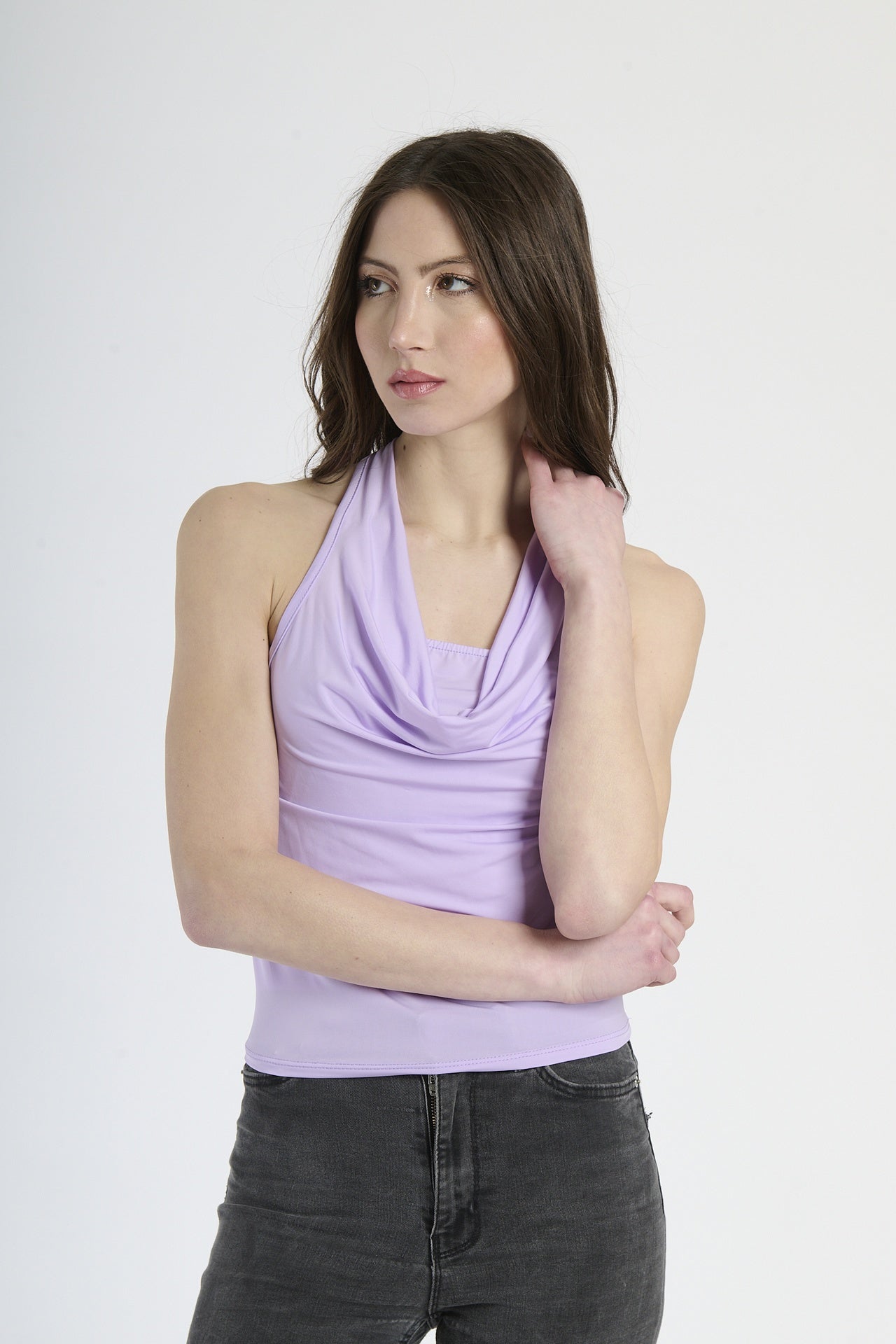 Donna con canotta lilla, originalità e charme soffice.