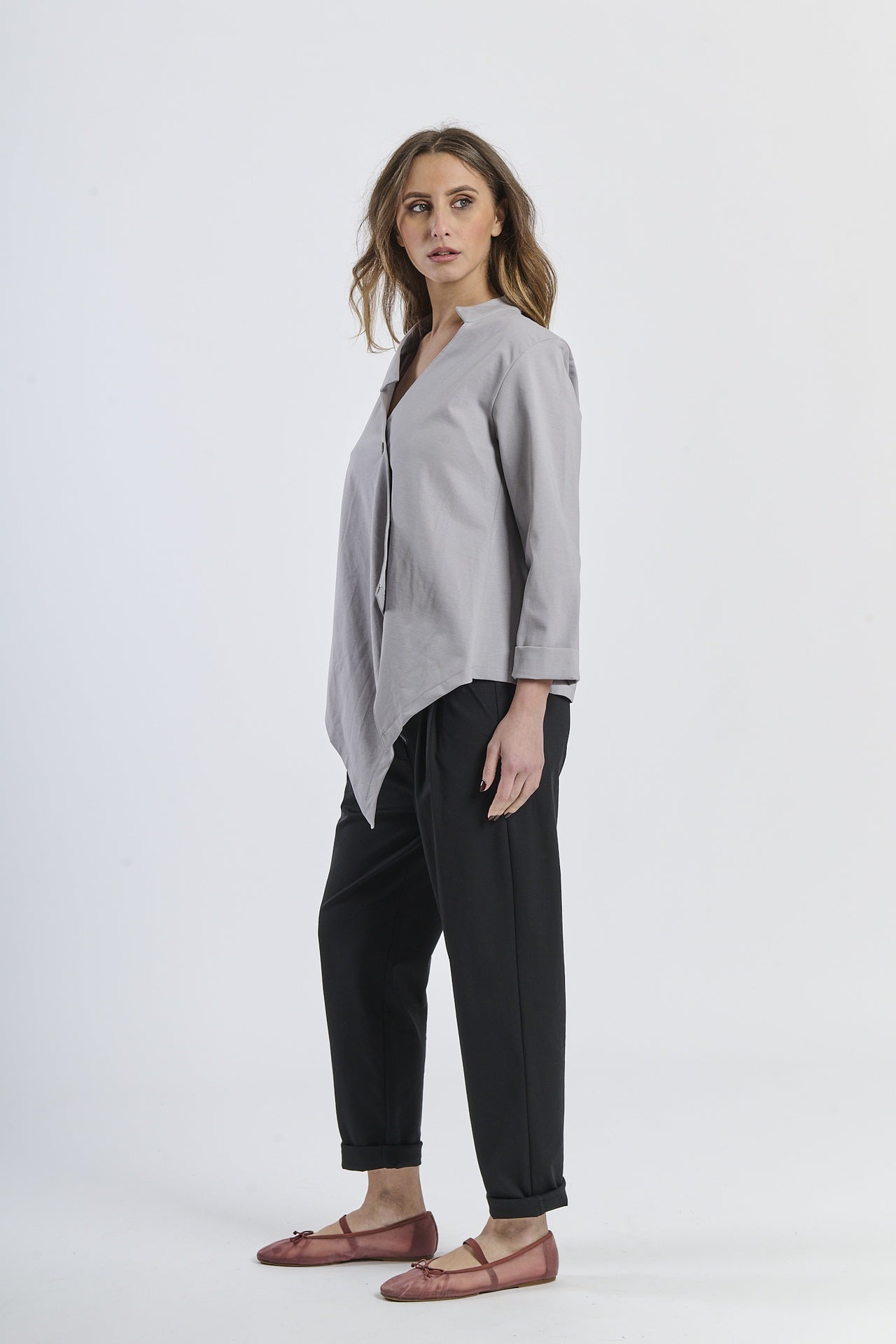 Look con camicia grigio oliva oversize, pantaloni beige a gamba dritta e mocassini classici