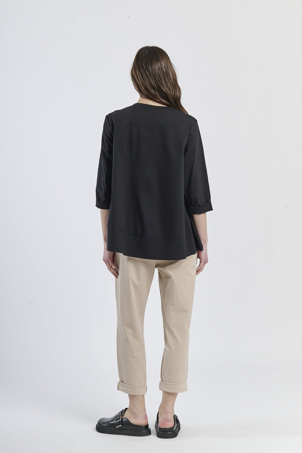 Un abito nero casual per l'estate con maniche corte e una gonna a volante.