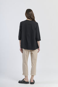 Un abito nero casual per l'estate con maniche corte e una gonna a volante.