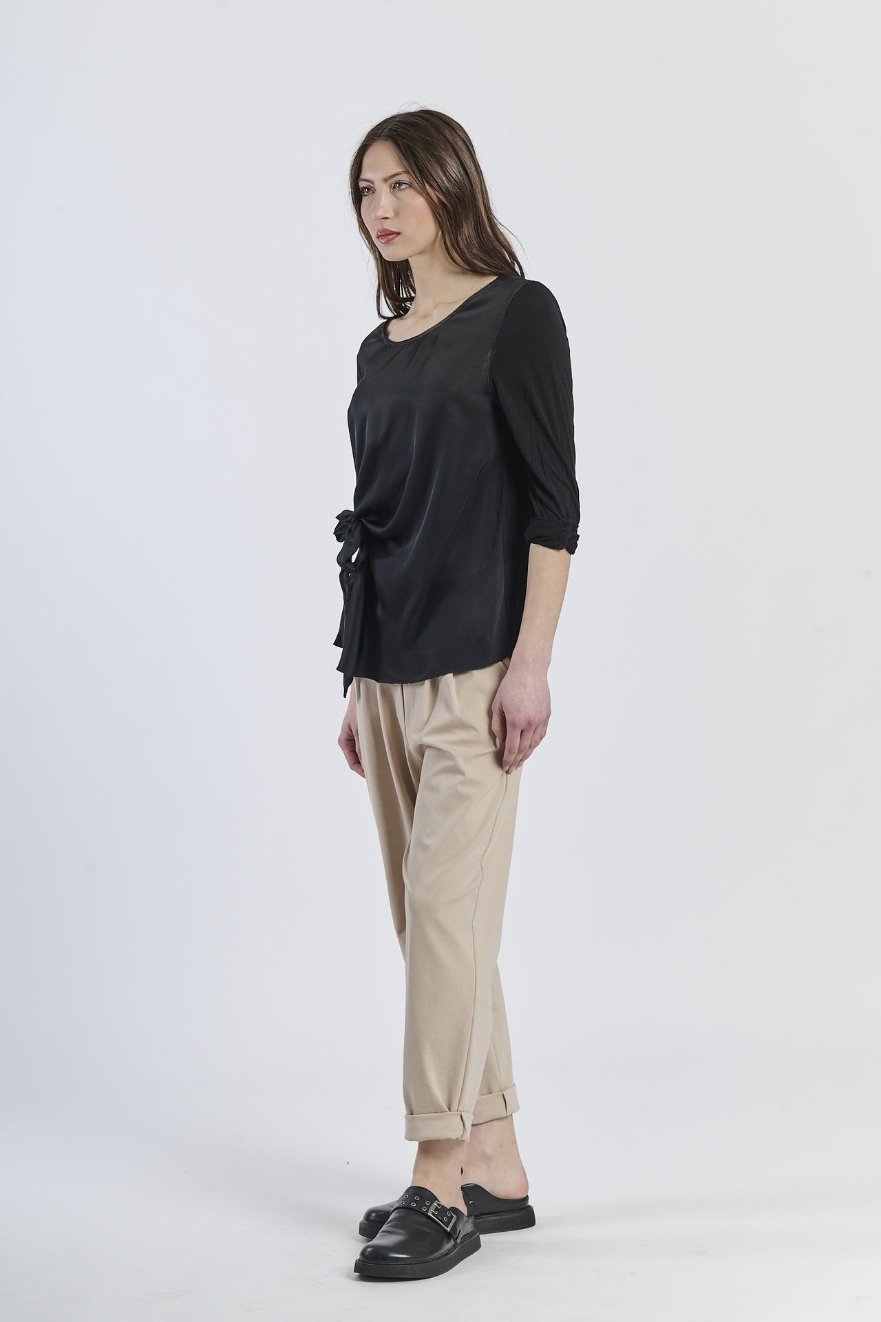 Blusa nera in tessuto opaco, minimalismo raffinato