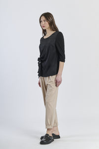 Blusa nera in tessuto opaco, minimalismo raffinato