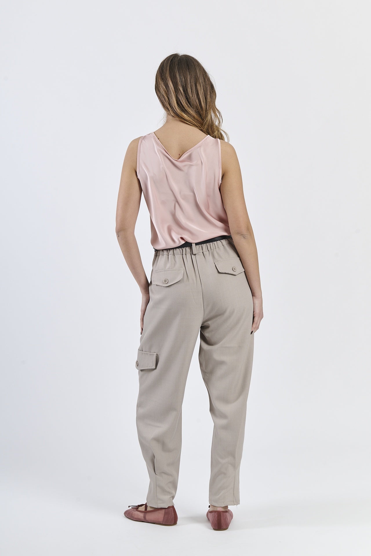 Stile pantaloni cargo beige, silhouette dritta e comoda per il giorno
