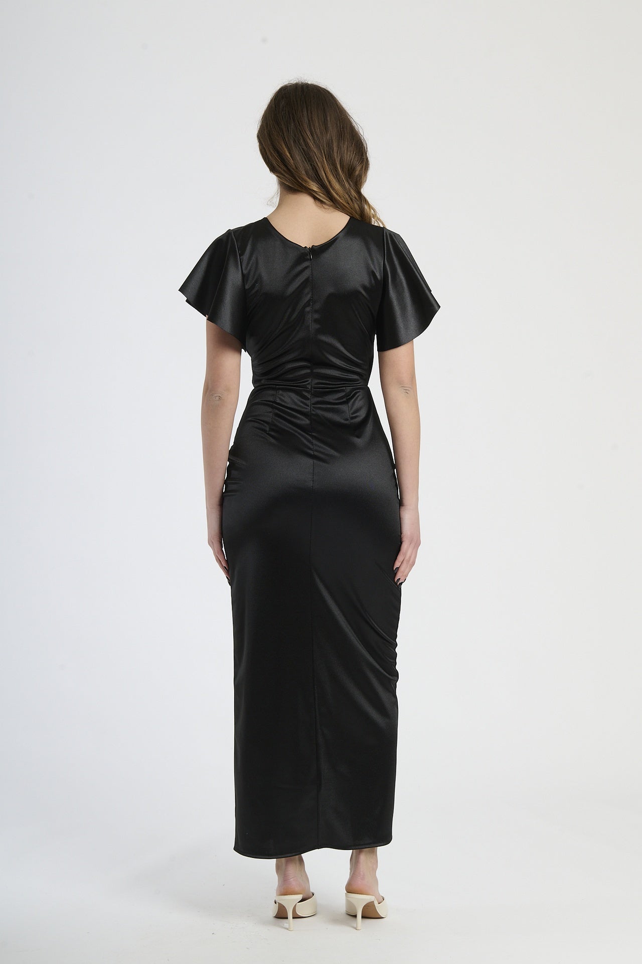 Abito nero in velluto con falda sfilata, abbigliamento dal tocco lussuoso e intemporaneo.