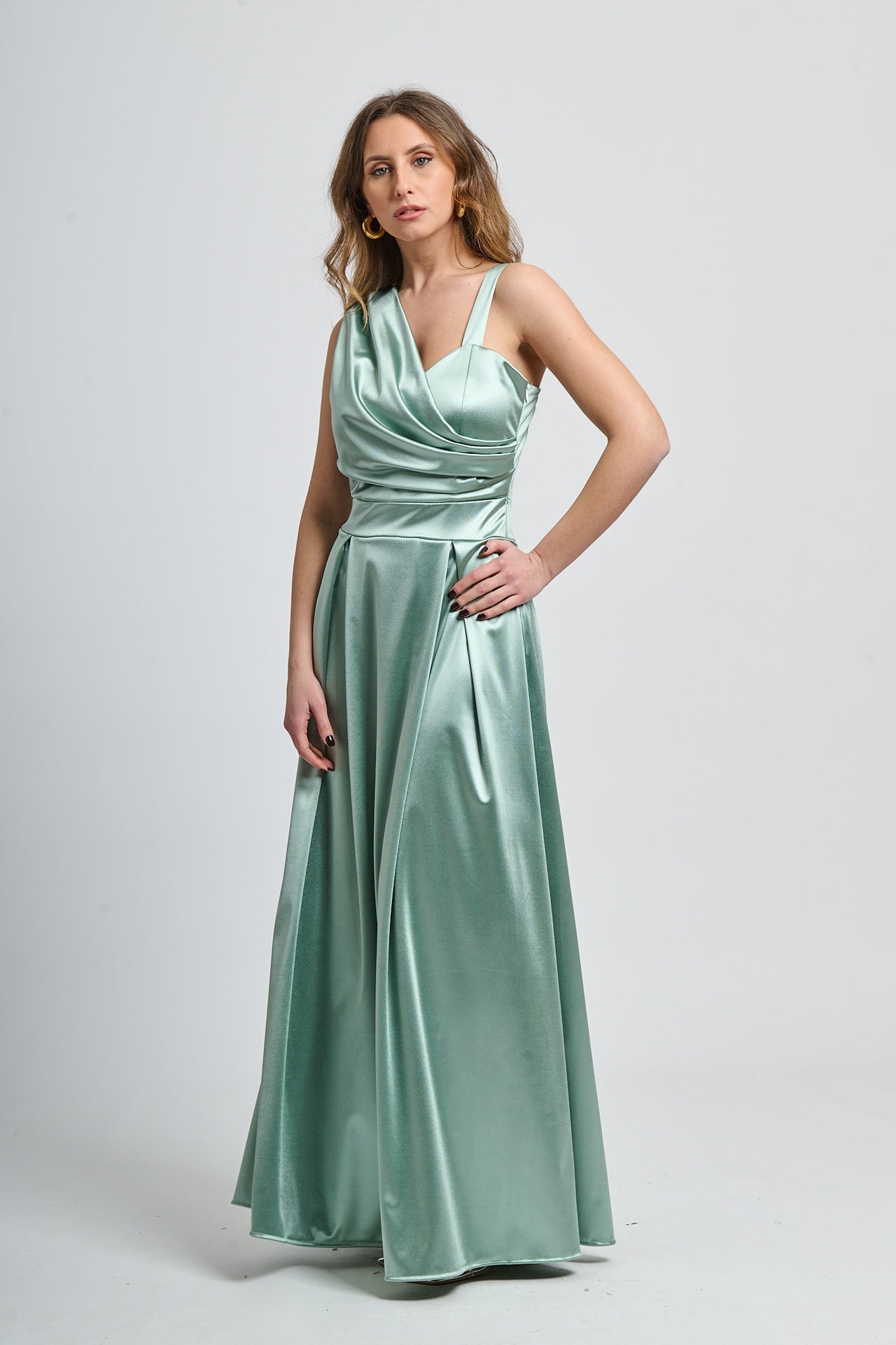 Abito formale salvia in raso, ideale per eventi estivi