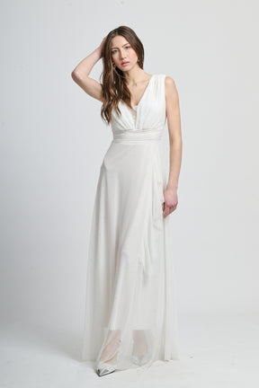 Lungo vestito bianco, stile elegante e minimalista