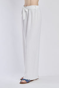 Pantaloni oversize bianchi, stile pulito e fresco, coulisse elastica in vita.