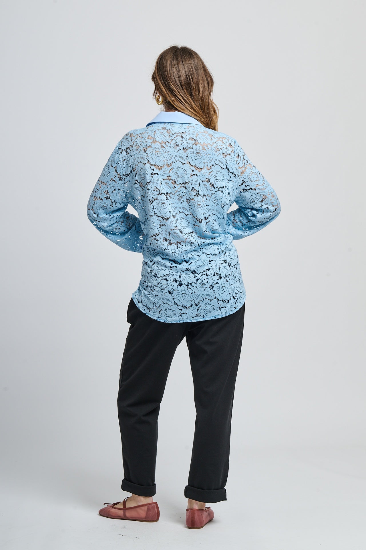 Camicia oversize azzurra stampa, stile casual con bottoni frontali e maniche lunghe.