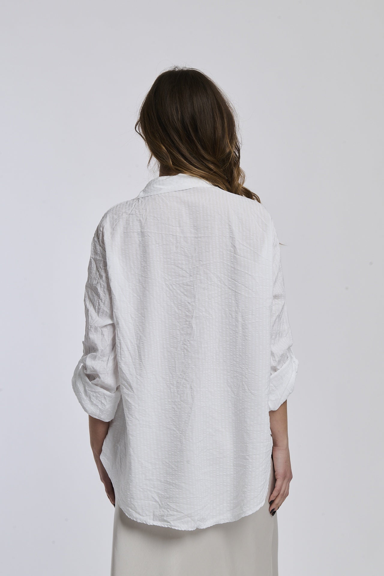 Camicia a righe bianche, taglio ampio, colletto a camicia, bottoni e maniche arrotolate, perfetta per un look leggero.