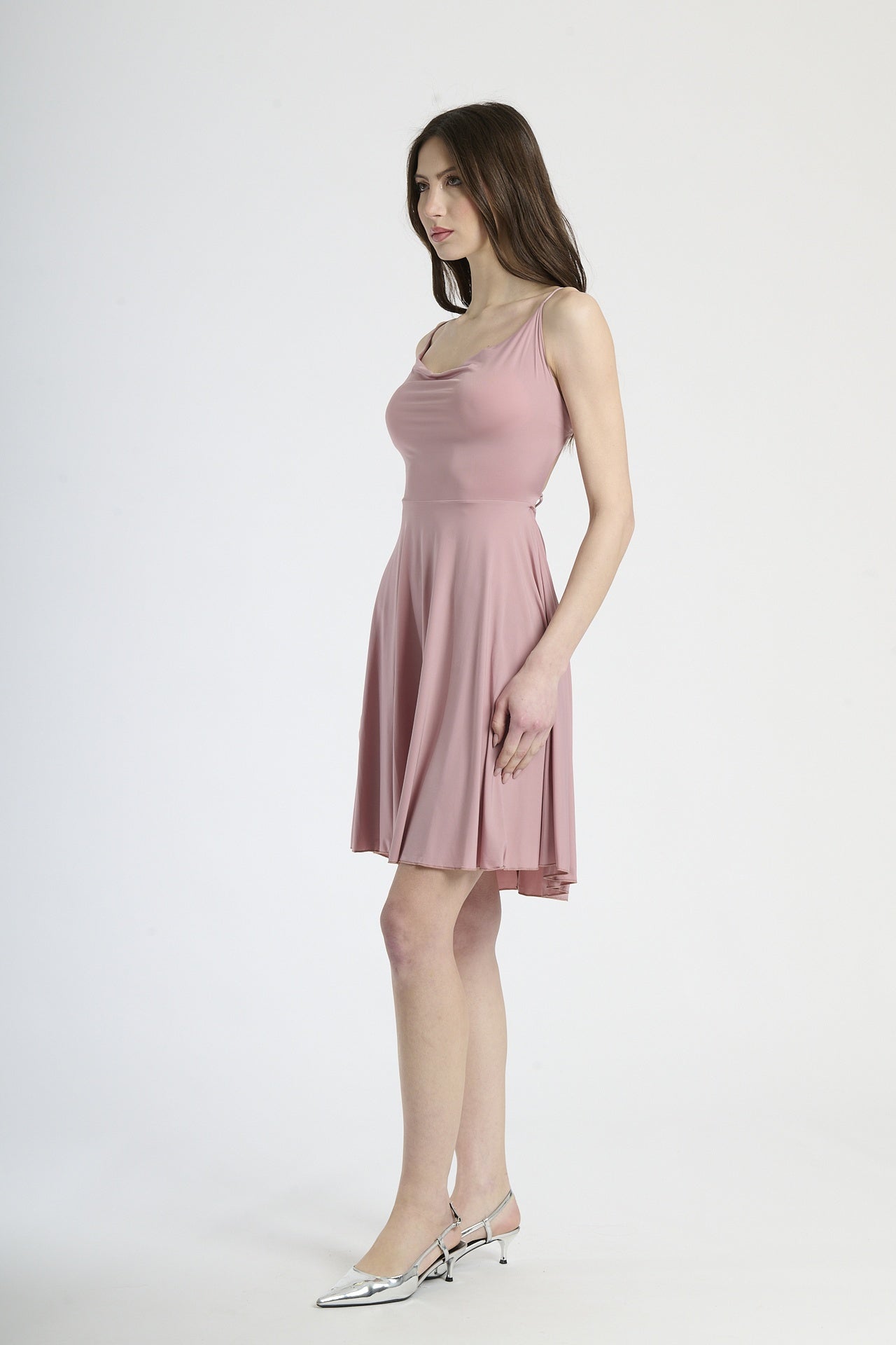 Abito elegante rosa antico, silhouette a campana con bretelle sottili, adatto per occasioni estive e incontri romantici.