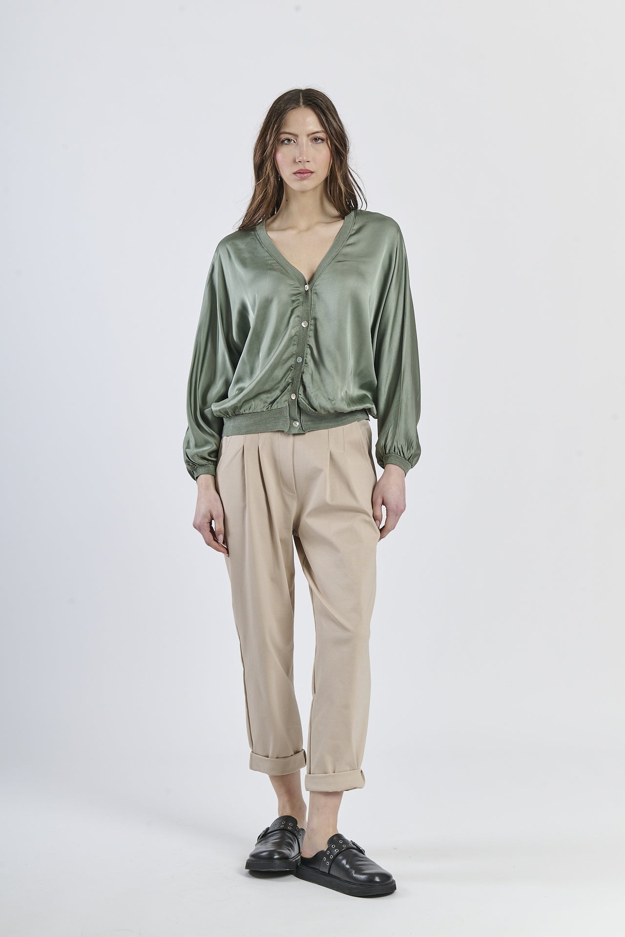 Cardigan militare con bottoni e maniche lunghe