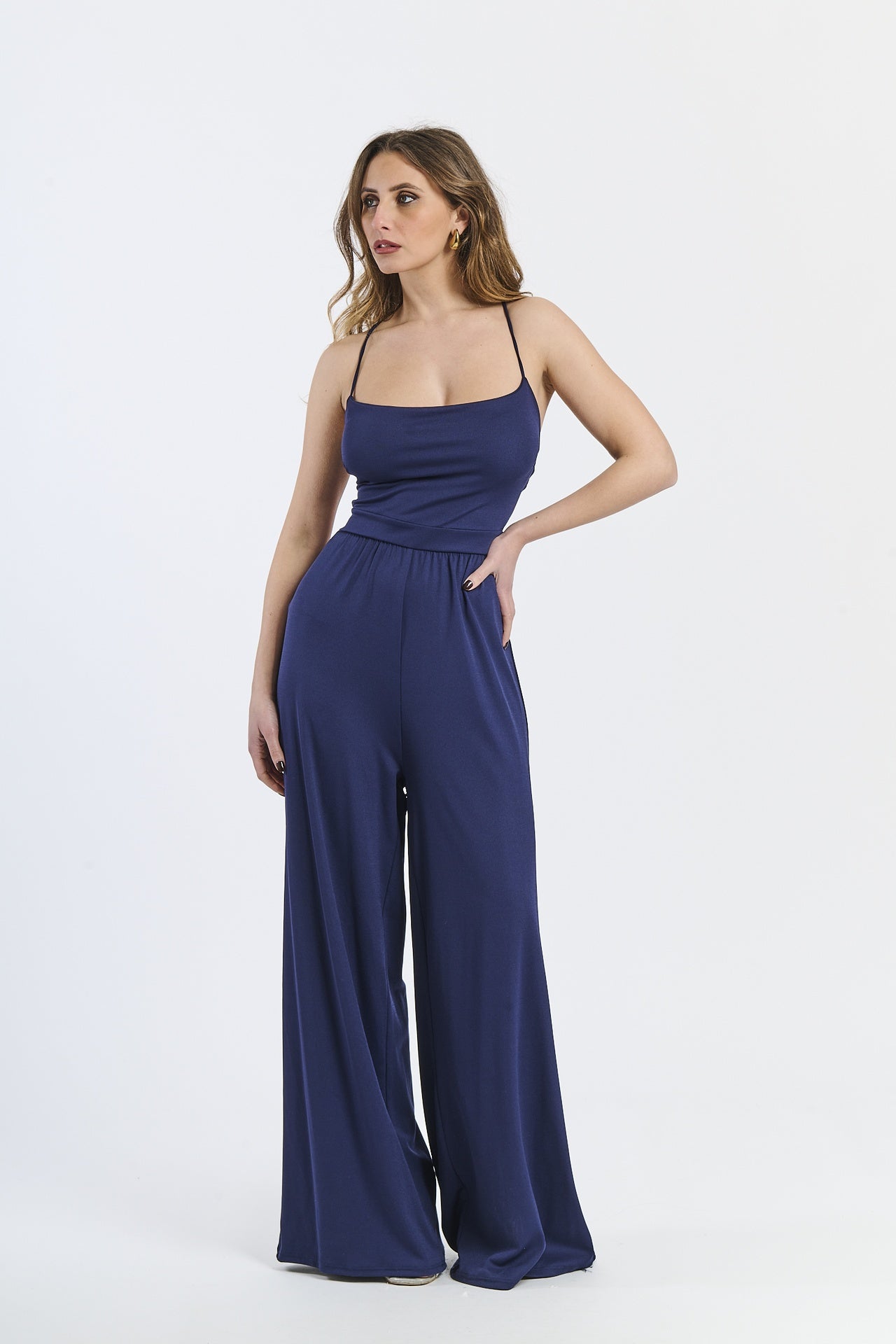 Outfit navy: tuta intera, taglio fluido, per serate notturne o usi quotidiani