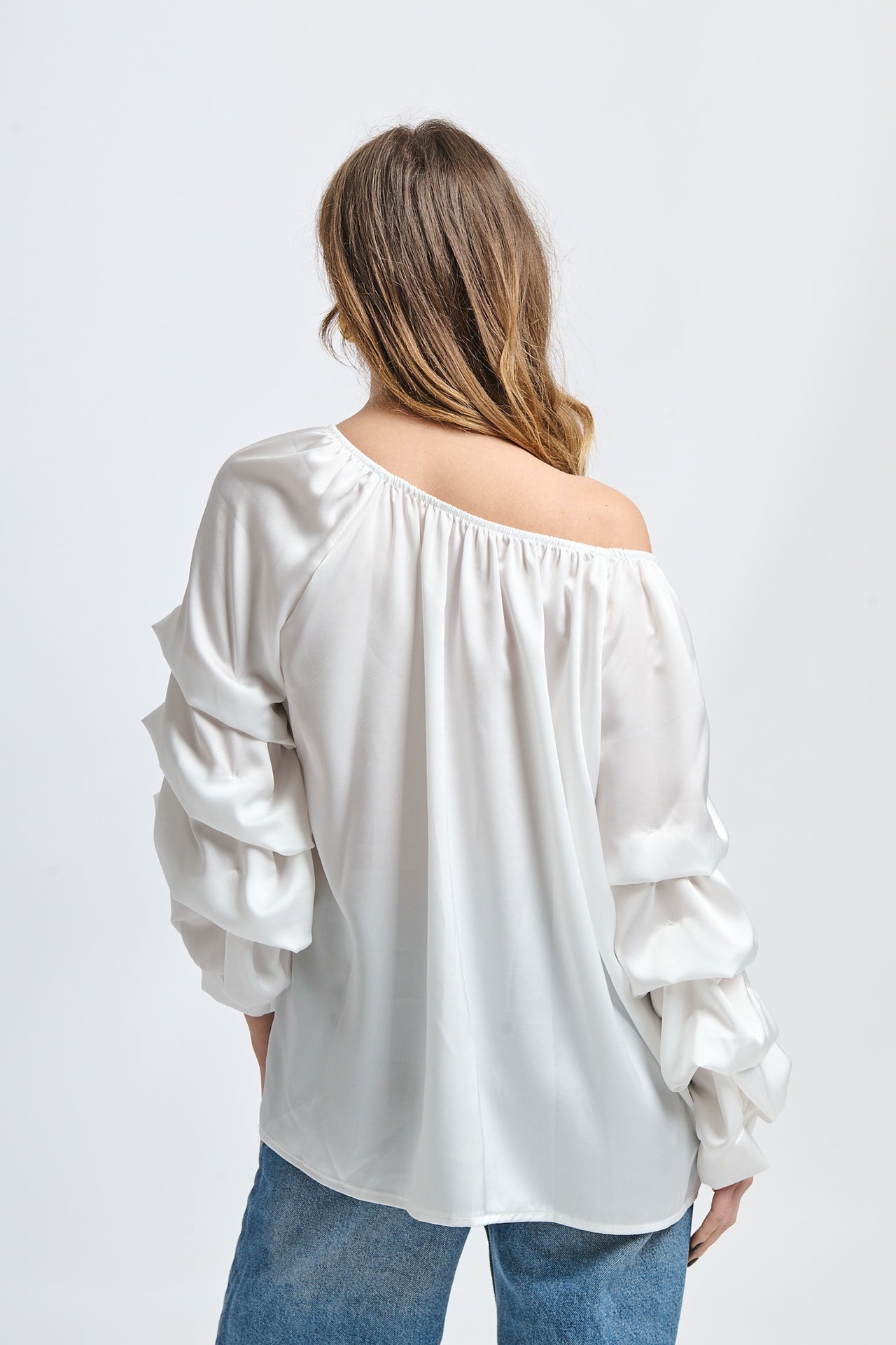 Top bianco con scollo a barca, maniche a balze, design fluido, per cerimonie estive