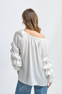 Top bianco con scollo a barca, maniche a balze, design fluido, per cerimonie estive