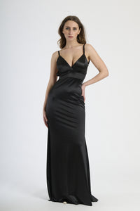 Outfit con abito nero lungo, perfetto per ogni occasione di prestigio.