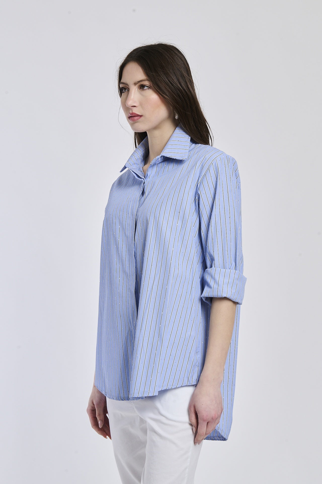 Camicia a righe blu - bianca, colletto classico, maniche 3/4 arrotolate, stile casual e confortevole.