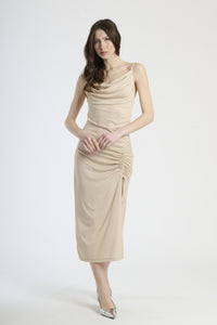 Abito lungo beige con bretelle sottili, ruches sul fianco e spalanca laterale, silhouette aderente.