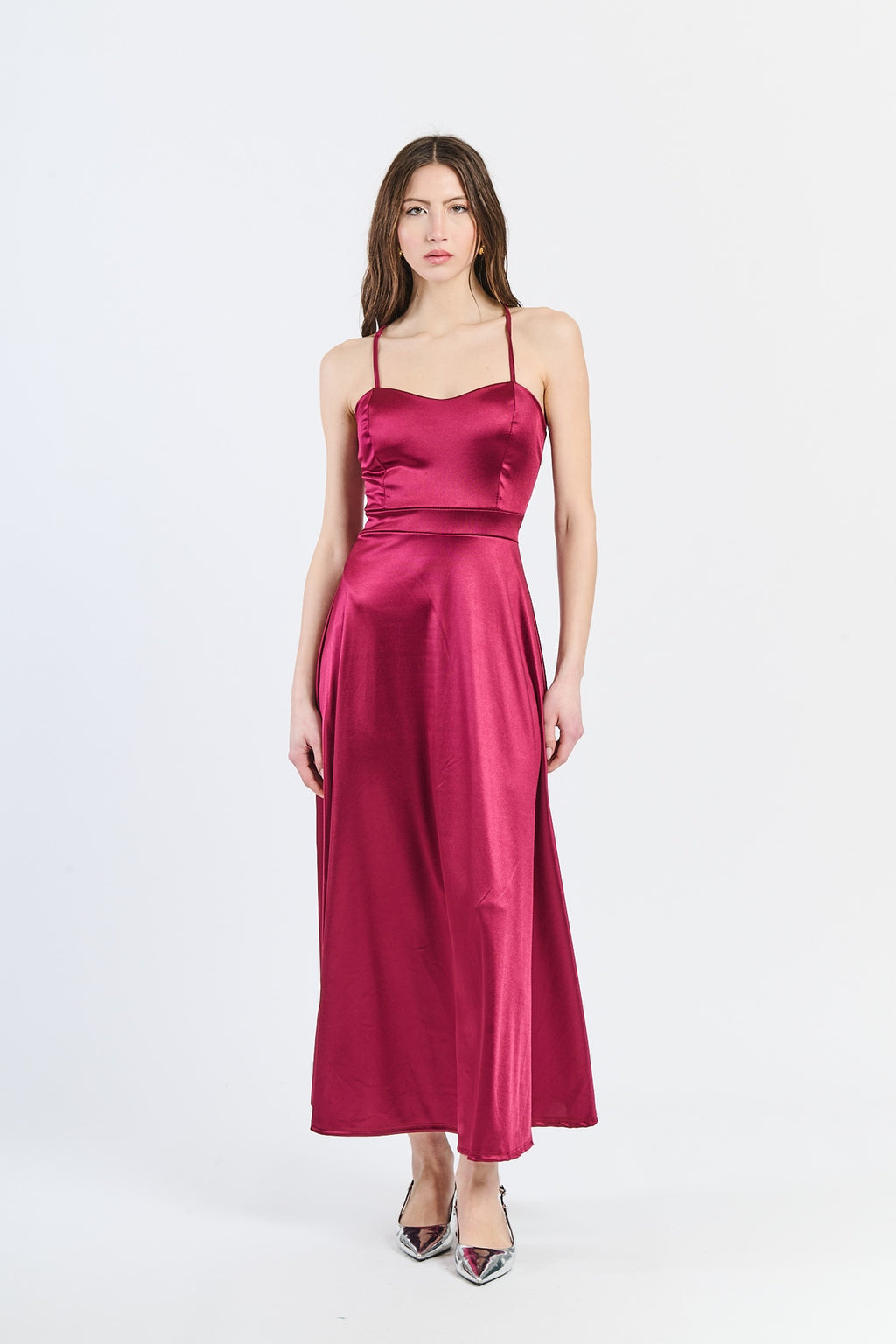 Abito da cerimonia vino in raso, con spalline sottili e scollatura a V, ideale per occasioni romantiche e glamour