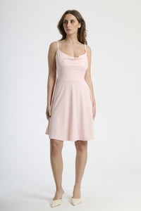 Abito corto con bretelle sottili, taglio a campana in colore rosa